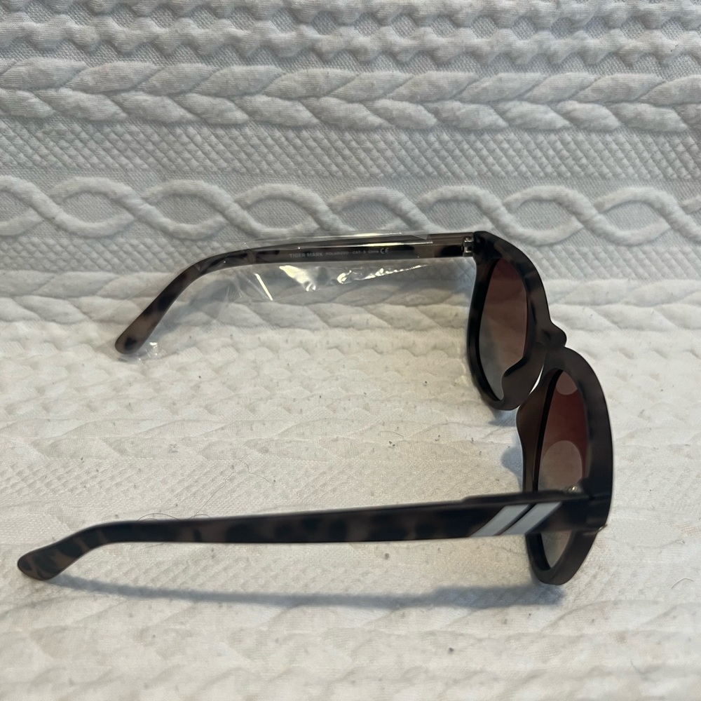 Polarized Tiger Mark Blender Sunglasses - Picture 3 of 7